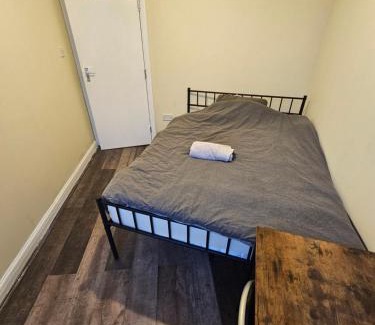 Levenshulme House | Double room with Shared Bathroom (3)