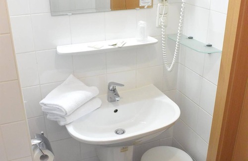 Elisabeth-Vorstadt Bed & Breakfast | Double room with shower, toilet - Adlerhof, pension