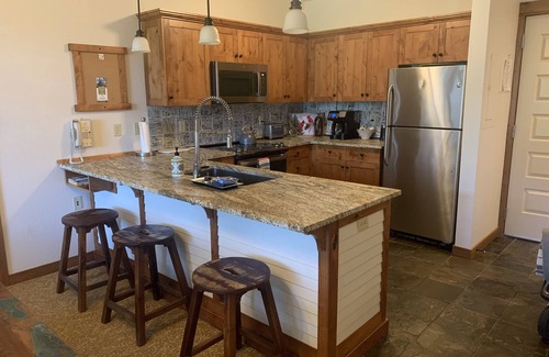 Kellogg Condo | Double Suite, Hillside View