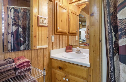 Bandera Cabin | Double U Barr Ranch Cowboy Cabin