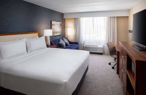 Thurston Hotel | DoubleTree by Hilton Ann Arbor North