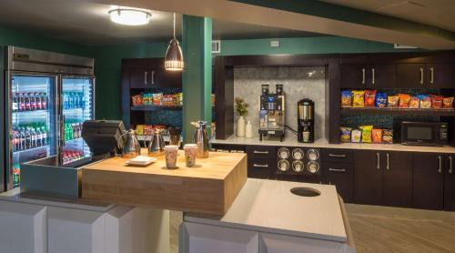 Waters Park Hotel | DoubleTree by Hilton Austin Northwest - Arboretum