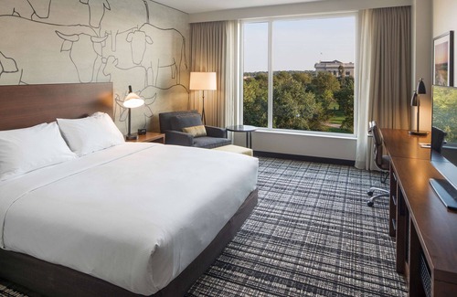 Greeley Hotel | DoubleTree by Hilton Greeley at Lincoln Park