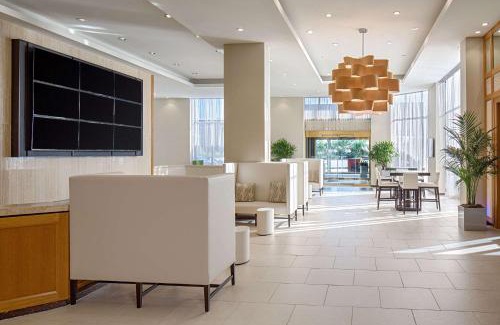 Greenway Plaza-Upper Kirby Hotel | DoubleTree by Hilton Hotel Houston Greenway Plaza