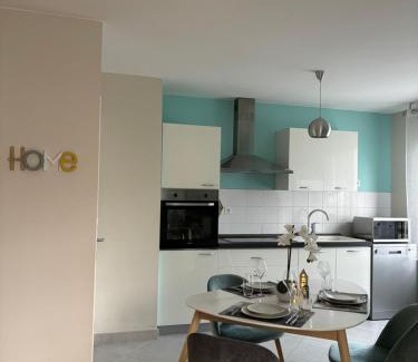 Republique - Tolstoi Apartment | Douceur lyonnaise, Villeurbanne