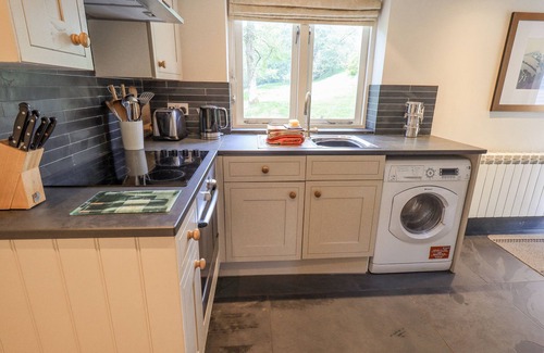 Underbarrow Cottage | DOVE TAIL BARN, pet friendly, with hot tub in Underbarrow