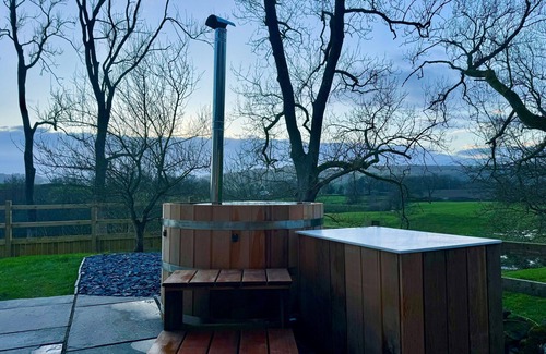 Underbarrow Cottage | DOVE TAIL BARN, pet friendly, with hot tub in Underbarrow
