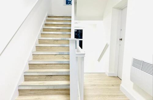 Dover Apartment | Dover port City Stay10 sleeps and Park free Onsite