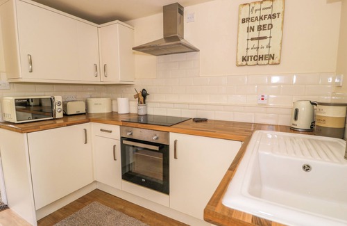 Llanllyfni Cottage | DOWLAIS, pet friendly, with a garden in Penygroes