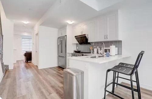 Downsview House | Downsview Park Townhome queen bed near Yorkdale Transit - 3rd floor walk up, shared bathroom and kitchen