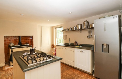 New Forest District Cottage | DOWNTON LODGE, pet friendly, with pool in Hordle
