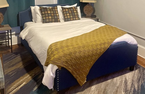 Downtown Rochester Apartment | Downtown -10 mins to airport, hospitals- steps to B-C arena~ free parking, wifi