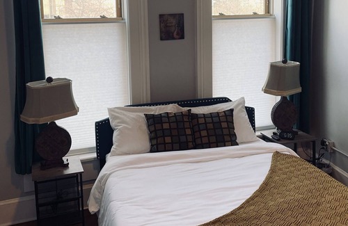Downtown Rochester Apartment | Downtown -10 mins to airport, hospitals- steps to B-C arena~ free parking, wifi