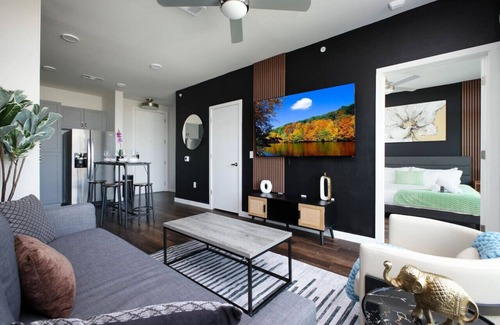 Near East Side Apartment | Downtown 1BR-w/pool&parkng,Near Rvrwalk & Conv Ctr