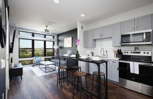 Near East Side Apartment | Downtown 1BR-w/pool&parkng,Near Rvrwalk & Conv Ctr