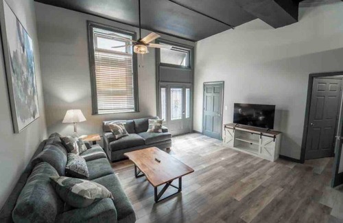 Bristol Apartment | Downtown 1st Level Loft