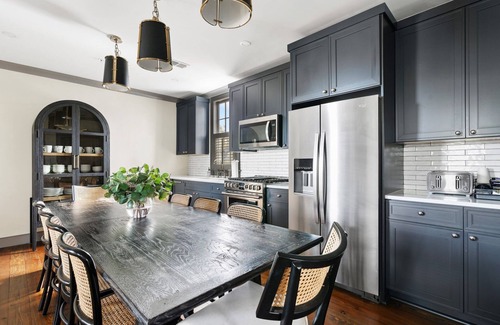 Radcliffeborough Apartment | Downtown| 2 Beds| Rosemary Suite