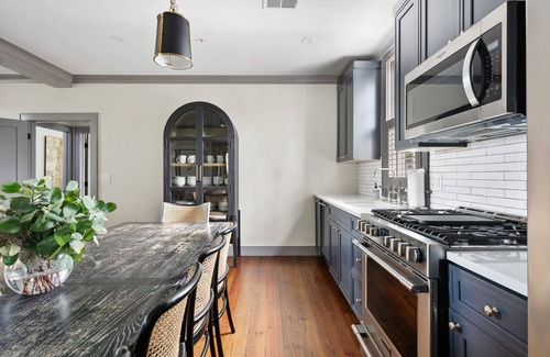 Radcliffeborough Apartment | Downtown| 2 Beds| Rosemary Suite