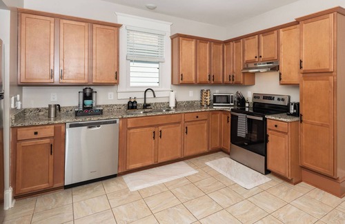 Wilmington House | Downtown 3BR Gem - Hot Tub - Covered Parking - Fenced Yard