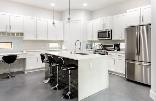 East Cesar Chavez House | Downtown 6 Bedroom Retreat!nGolf Putting Green, Walking to Lake & Rainey
