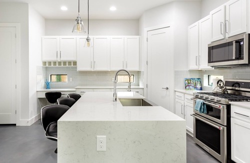 East Cesar Chavez House | Downtown 6 Bedroom Retreat!nGolf Putting Green, Walking to Lake & Rainey