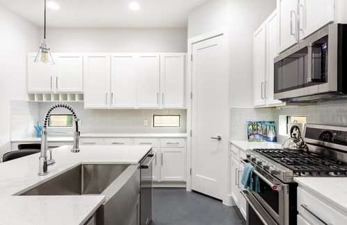 East Cesar Chavez House | Downtown 6 Bedroom Retreat!nGolf Putting Green, Walking to Lake & Rainey