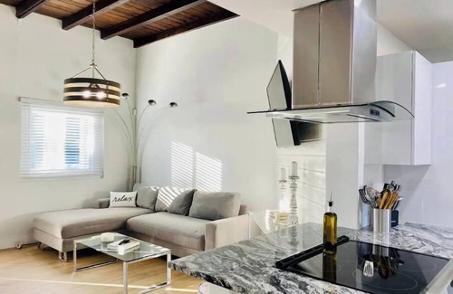 Poinciana Park Villa | Downtown Allure
