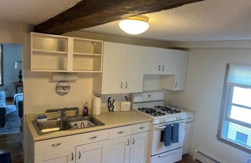 Amesbury Apartment | Downtown Amesbury 15 mins to beach