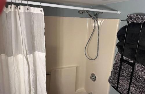 Amesbury Apartment | Downtown Amesbury 15 mins to beach