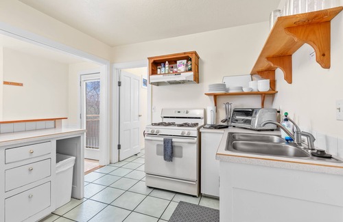 Historic Downtown District House | Downtown Ashland House - Walk to Plaza and OSF!