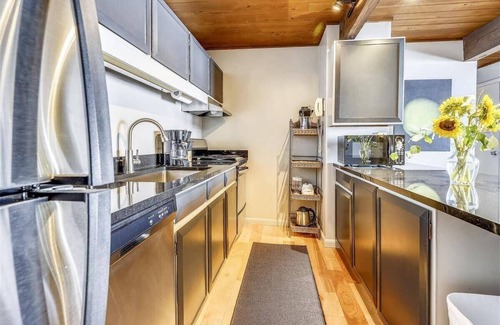 Aspen Condo | Downtown Aspen 2BR w/heated pool and hot tub - Steps from lifts!