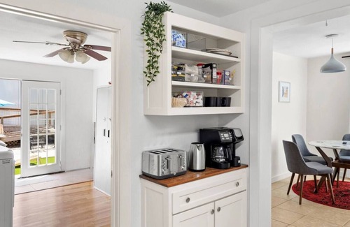 East Cesar Chavez House | Downtown Austin Hangout with Pool - walk to Rainey!