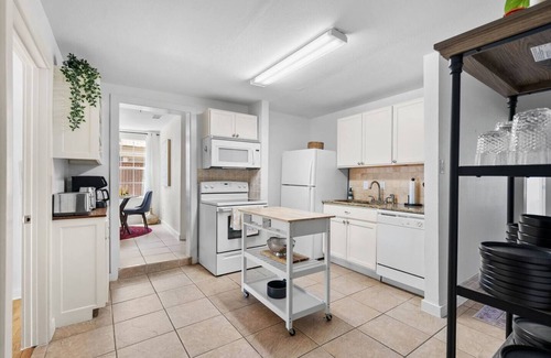 East Cesar Chavez House | Downtown Austin Hangout with Pool - walk to Rainey!