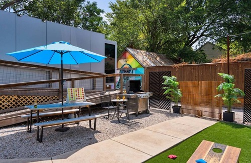 East Cesar Chavez House | Downtown Austin Hangout with Pool - walk to Rainey!