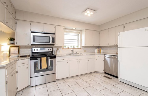 Benton House | Downtown Benton Bungalow: walk to dining + shops, one minute to interstate.