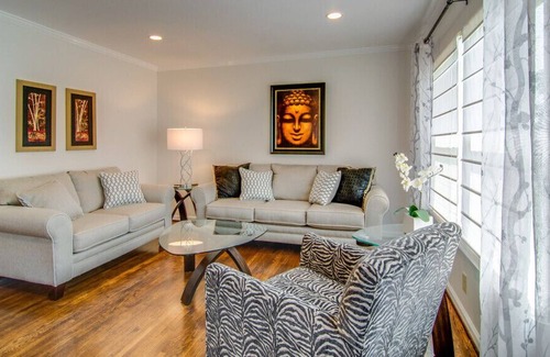 Haynes Park House | DOWNTOWN!! BIG HOME 3500 sq.ft with beautiful furnishings!