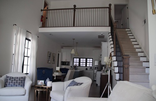 Bardstown House | Downtown Bourbon Black Swan House