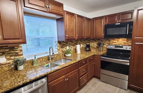 Lake Cherokee House | Downtown Bungalow by Lake Eola. Charming. Sleeps 10 near KIA center
