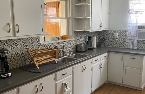Farmington House | Downtown Bungalow-Entire House in Down town Farmington