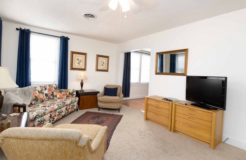 Burnsville Cottage | Downtown Burnsville, NC, Walk to everything from the property, Food, Bars, Music