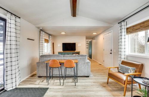 Cascade House | Downtown Cascade Vacation Rental Less Than 1 Mi to Lake!
