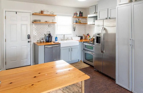 North Charleston Apartment | Downtown Centrally Located Park Circle 2 bed - Walk to Riverfront!