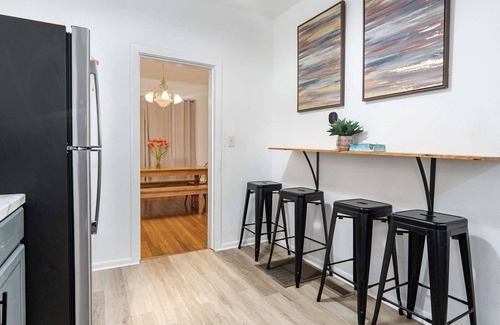 Glen Iris House | Downtown Comfort Hub | 5-Bedroom Retreat for Family & Friends