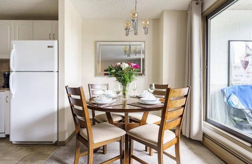 Beltline Condo | Downtown Condo/Free Parking/walk to BMO & Stampede