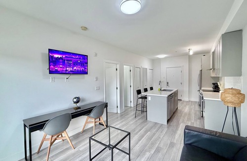South Newton Apartment | Downtown Condo near Vancouver Skytrain