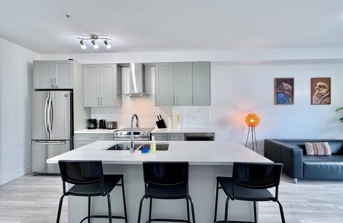 South Newton Apartment | Downtown Condo near Vancouver Skytrain