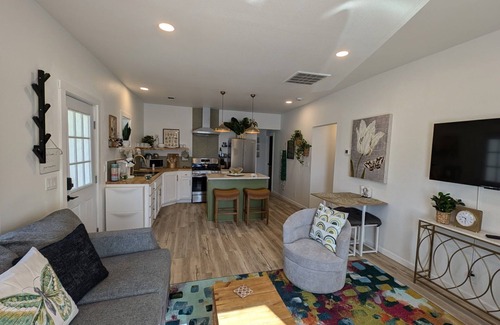 Grants Pass House | Downtown Cottage with King bed