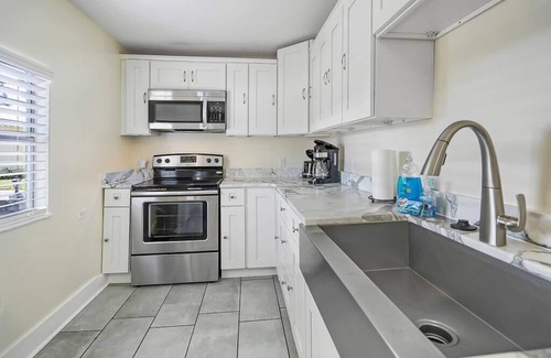 Downtown Historic District House | Downtown dog-friendly 4 bedroom house, walk everywhere, free parking