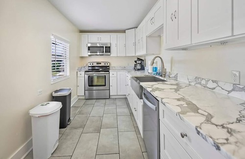 Downtown Historic District House | Downtown dog-friendly 4 bedroom house, walk everywhere, free parking