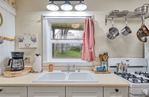 Arcata Apartment | 🍩Downtown Drift -Historic Arcata Home on the first floor - Hot Tub, Sauna & Bikes🐶